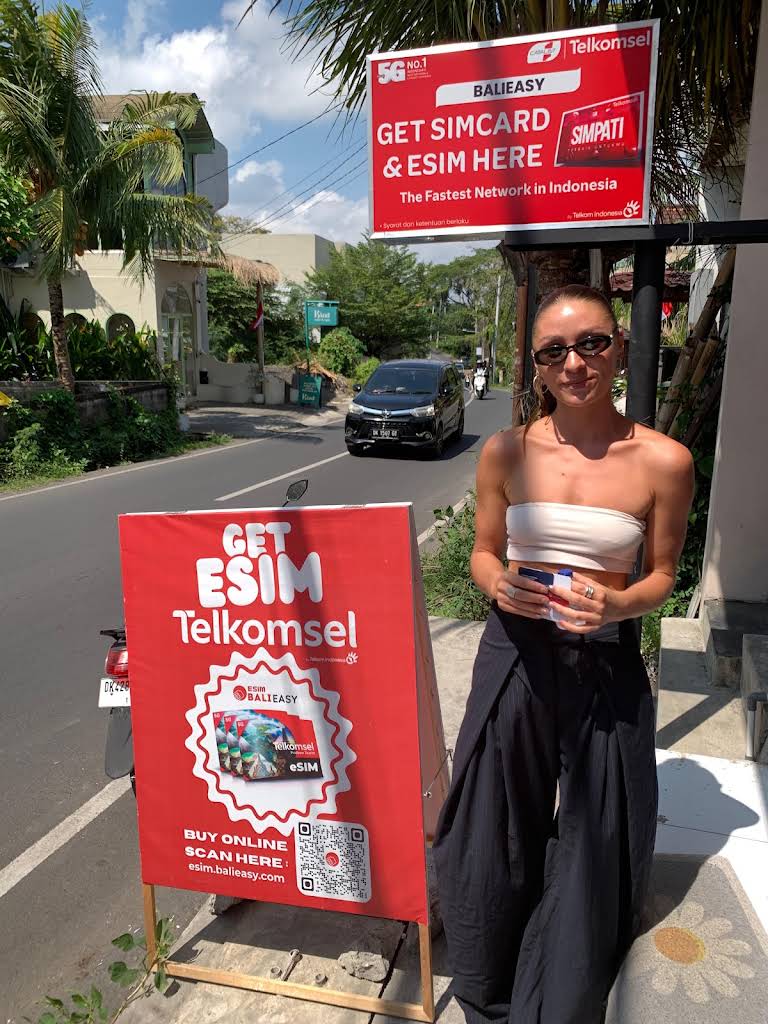 Customer visiting the eSIM BaliEasy Pererenan store