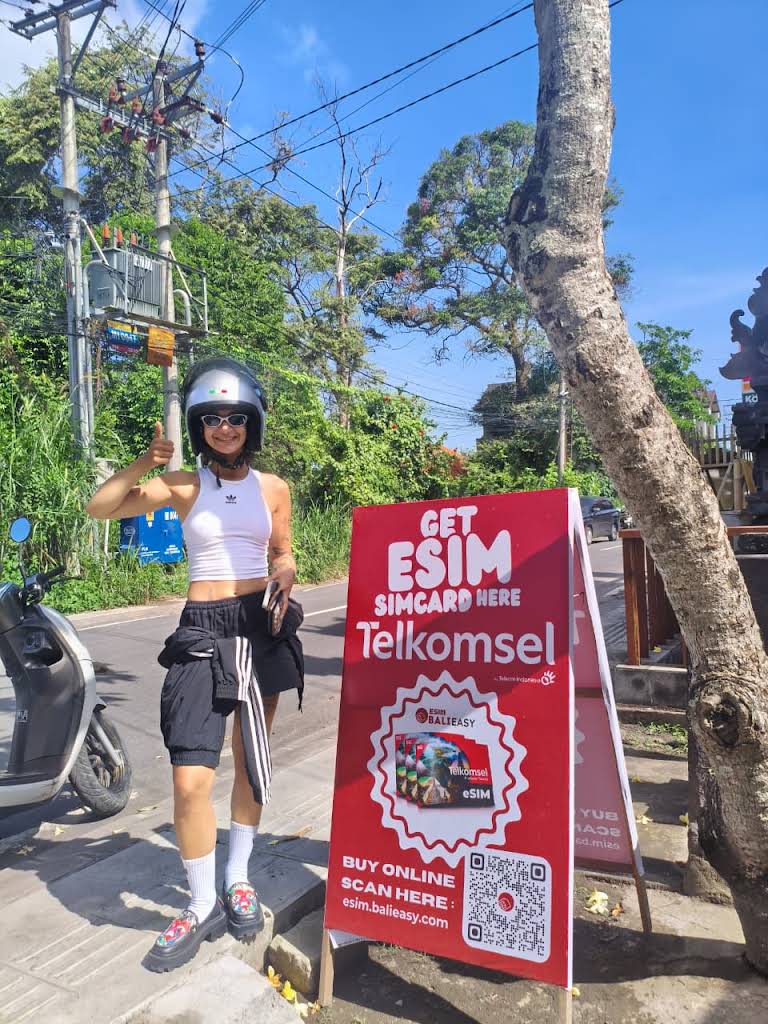 Customer visiting the eSIM BaliEasy Seseh store