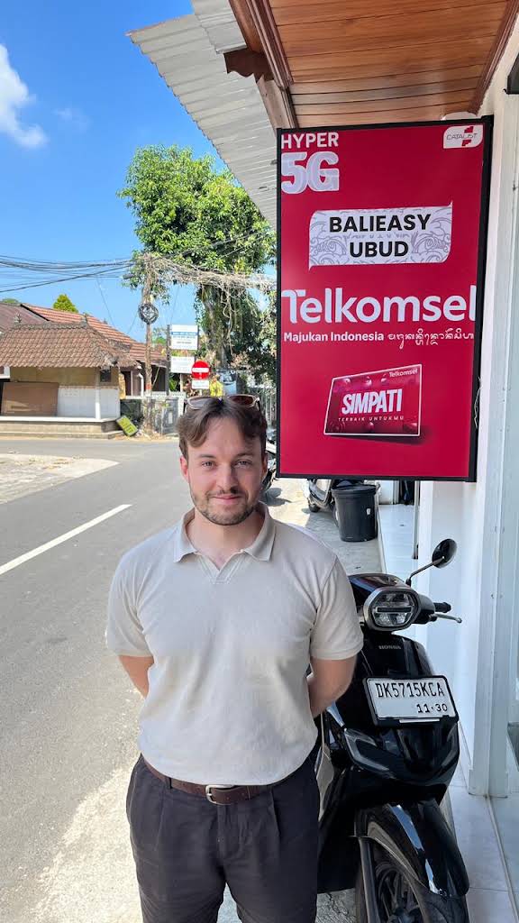 Customer visiting the eSIM BaliEasy Ubud store